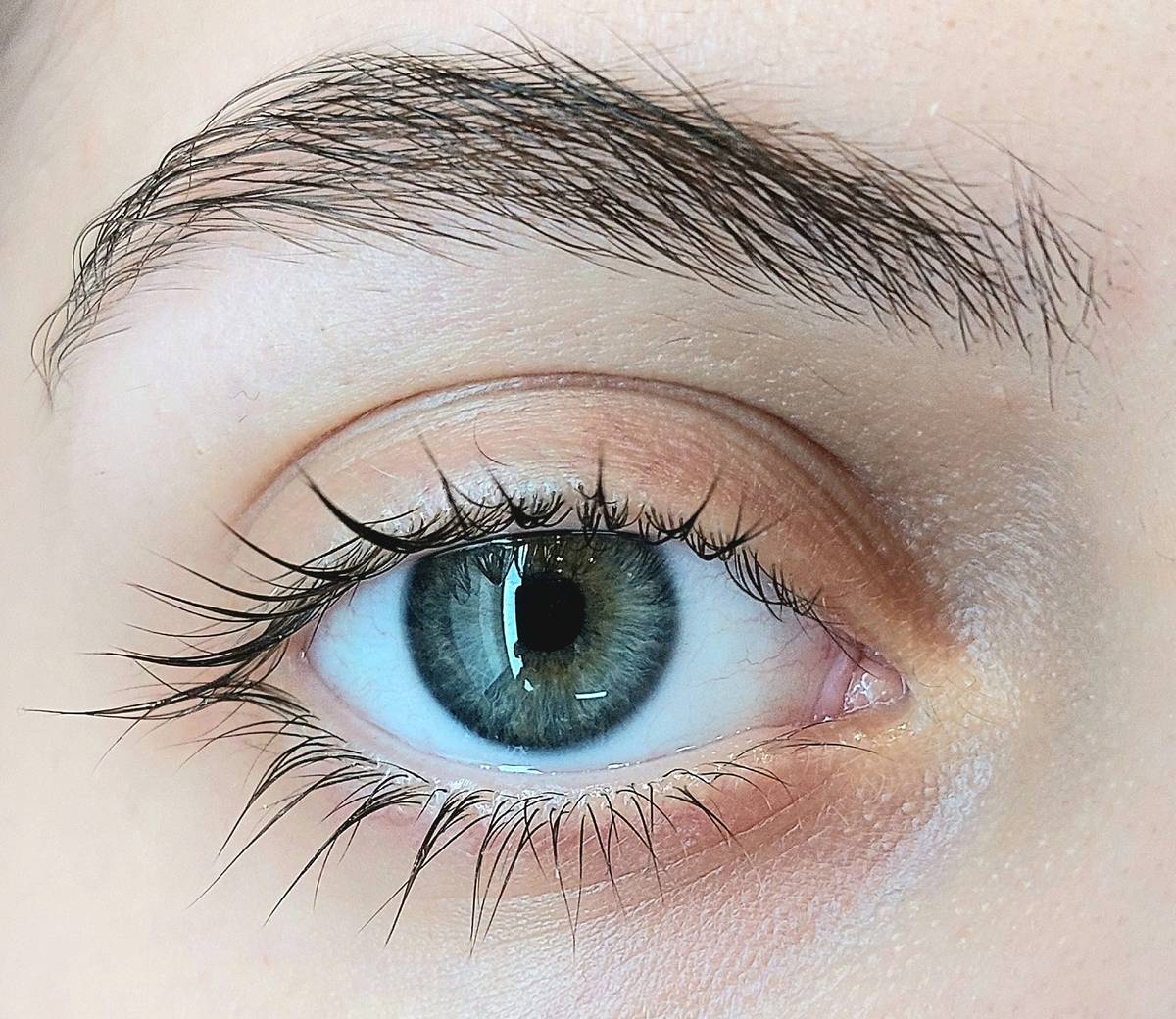 Before and after photo comparison showcasing well-defined brows achieved using a brow sculpting tool.