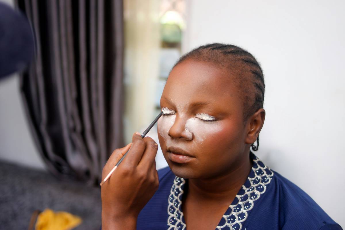 Diagram showing the four steps to perfect brows using an angled brow brush