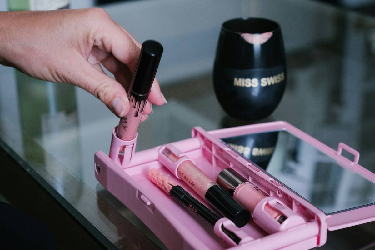 The Ultimate Guide to Choosing and Using the Best Eyebrow Trimming Tool